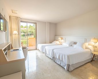 Habitació doble amb vista piscina amb llit supletori nen