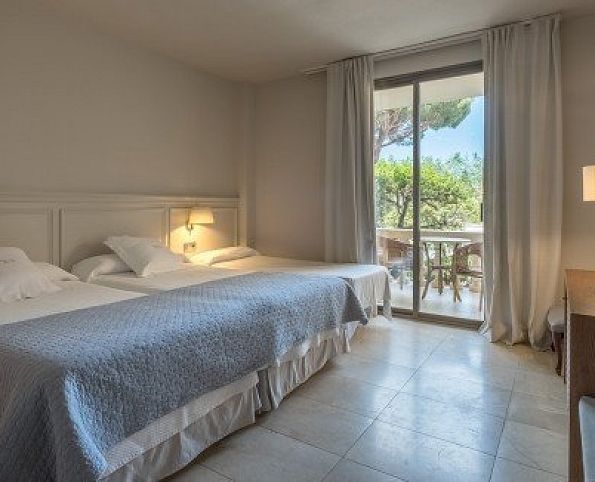 Chambre double vue piscine avec lit enfant supplémentaire