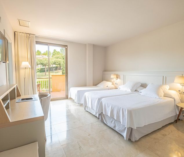 Habitación doble con vista piscina con cama supletoria niño