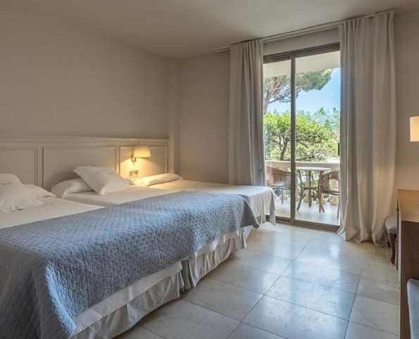 Chambre double vue piscine avec lit enfant supplémentaire