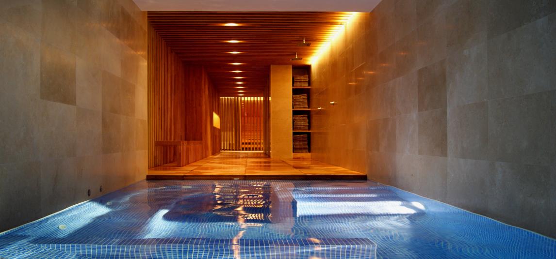 Relájate en una acogedora y moderna zona spa con nuestros tratamientos personalizados