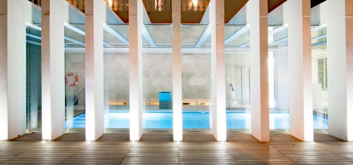 Relájate en una acogedora y moderna zona spa con nuestros tratamientos personalizados
