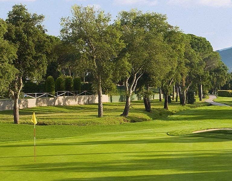 Ven a disfrutar de nuestro hotel con este paquete en pareja con acceso a un club de golf para dos personas.